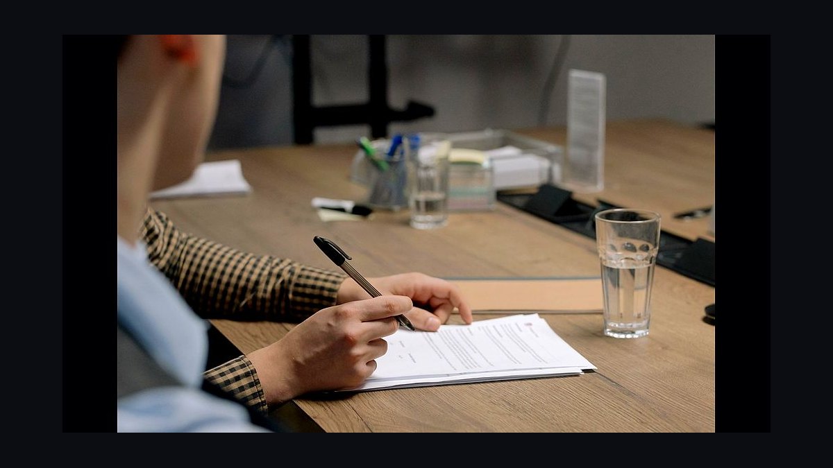 8 contract red flags every parent should check before signing a recruiting service in 2027