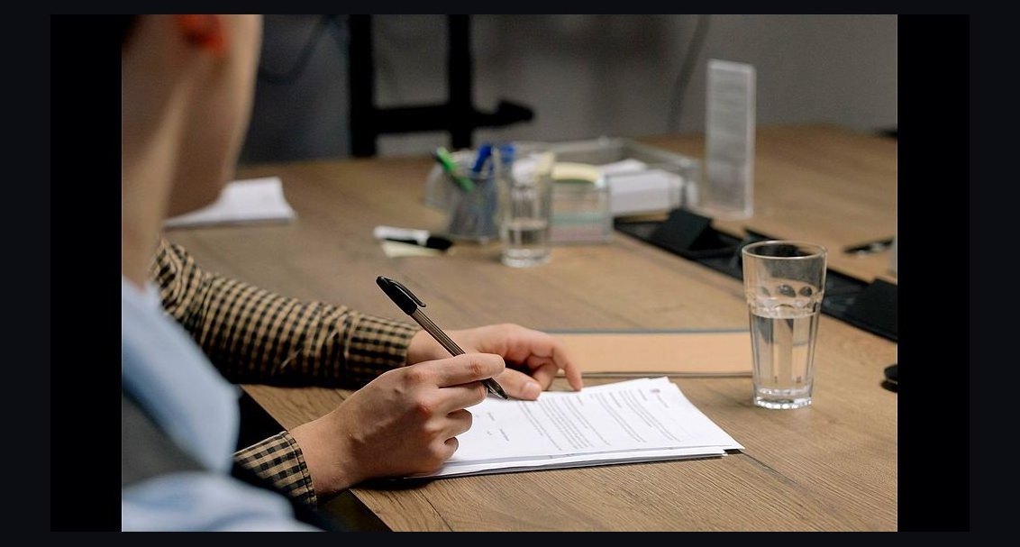 8 contract red flags every parent should check before signing a recruiting service in 2027