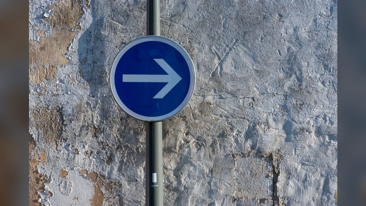 What's the right way to evaluate Apollo vs ZoomInfo for a 20-rep outbound team in 2026?