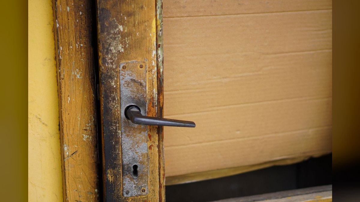 How do you handle a deal where the buyer's procurement adds 12 redlines you've never seen before in week 11 of the cycle?