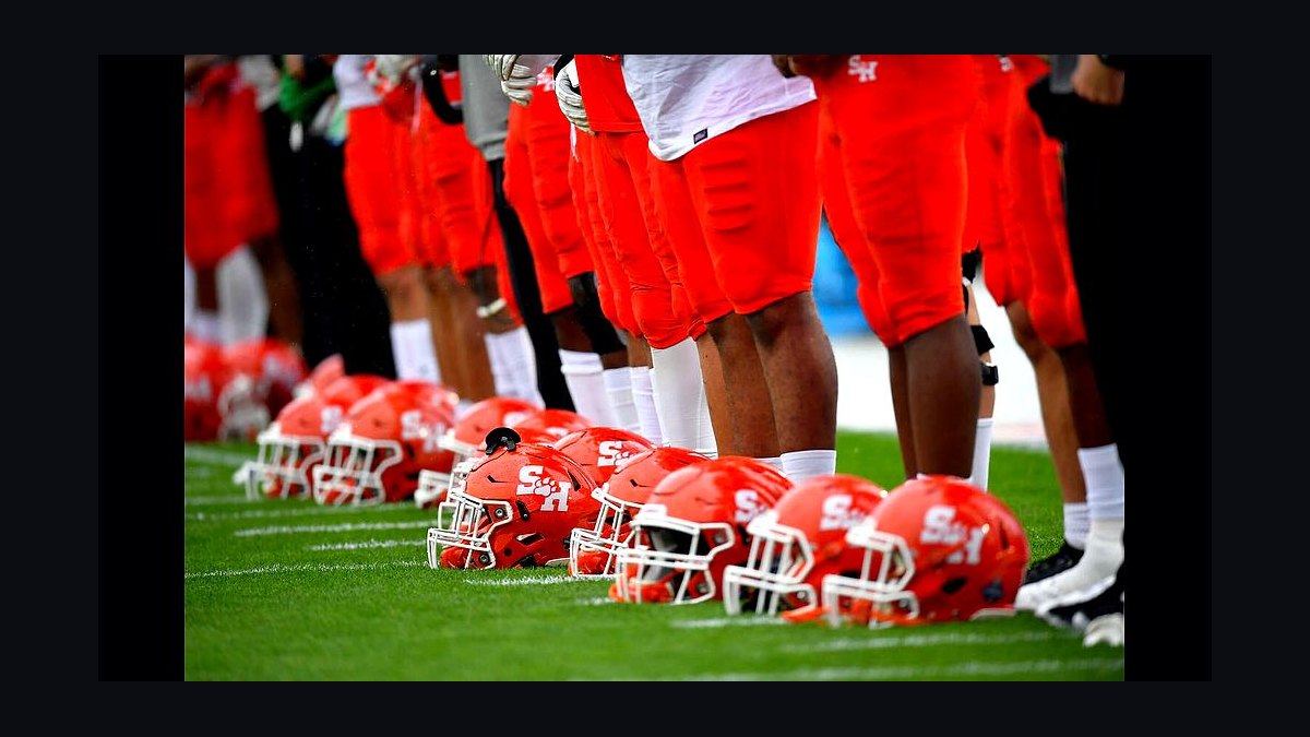 What is the Houston Cougars football NIL and roster strategy for the 2027 season?