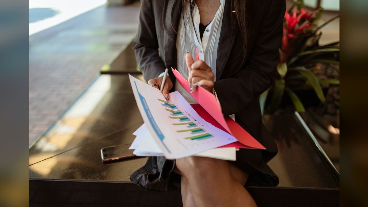 How long should a sales playbook actually be — 5 pages, 25, or a living wiki — figure 1