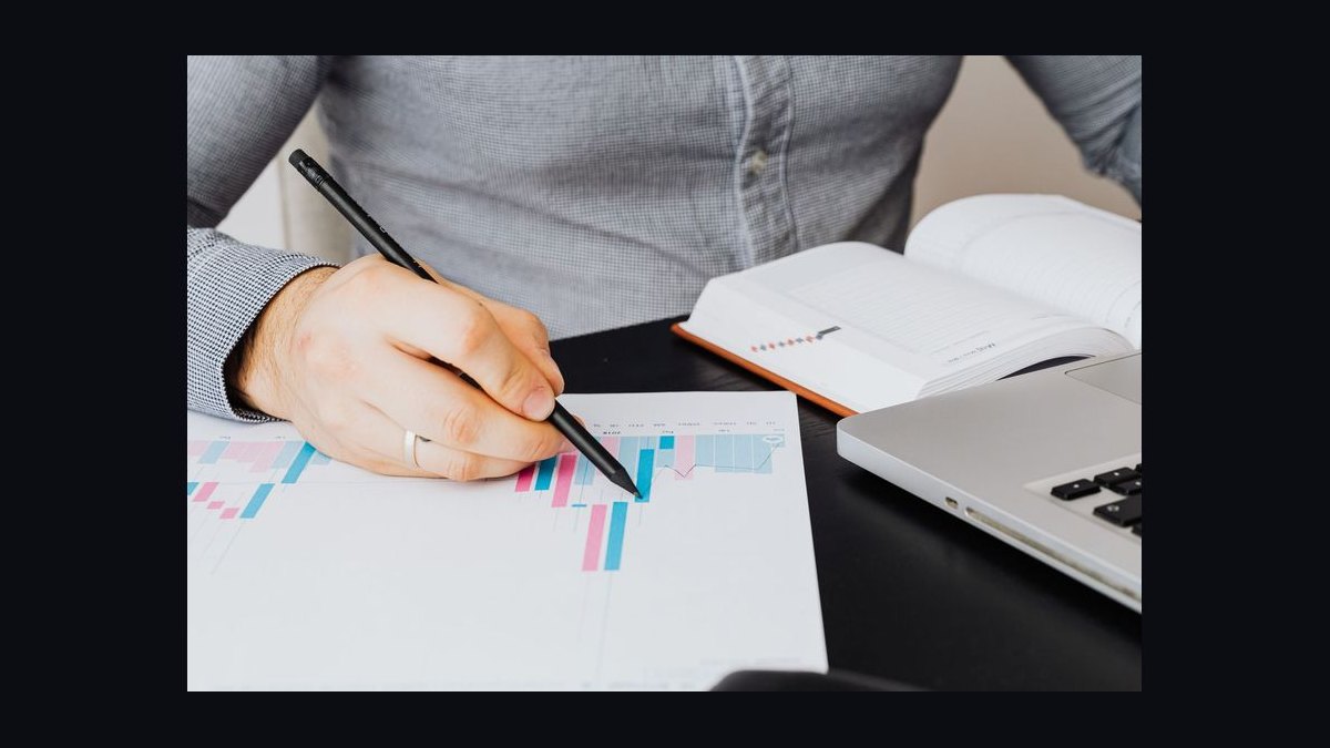 How long should a sales playbook actually be — 5 pages, 25, or a living wiki — figure 9
