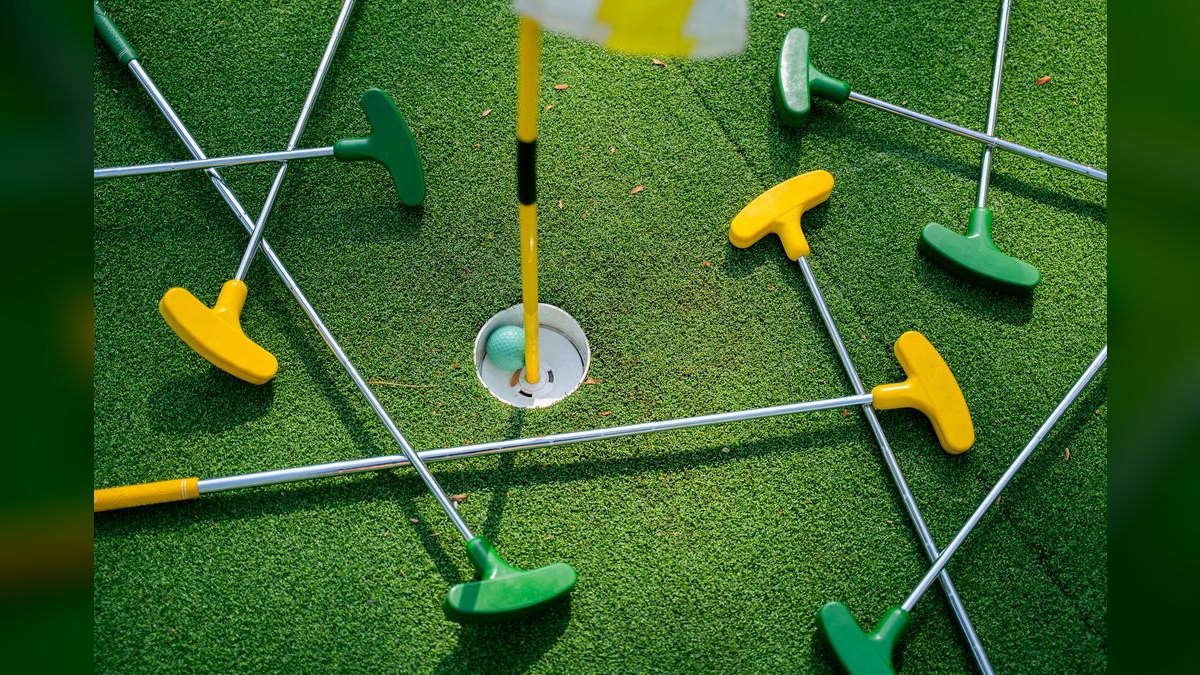 Should I open a 9-hole or 18-hole mini-golf course in a tourist town, and what's the throughput math — figure 4