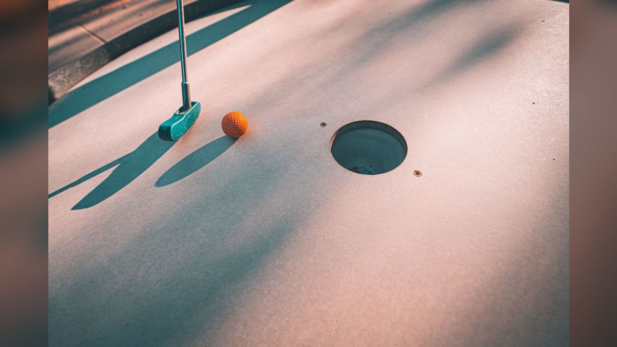 Should I open a 9-hole or 18-hole mini-golf course in a tourist town, and what's the throughput math — figure 5