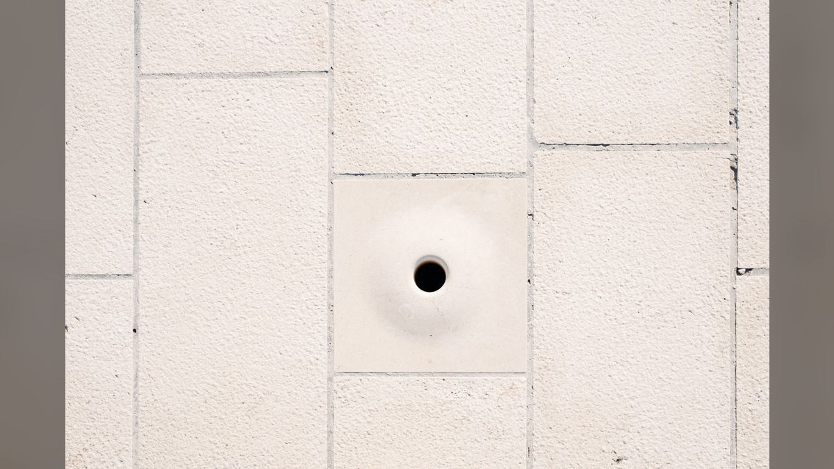 Should I open a 9-hole or 18-hole mini-golf course in a tourist town, and what's the throughput math — figure 6