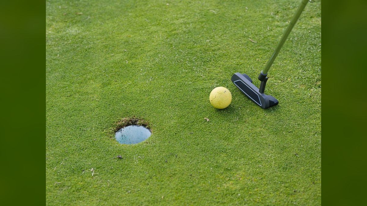 Should I open a 9-hole or 18-hole mini-golf course in a tourist town, and what's the throughput math?