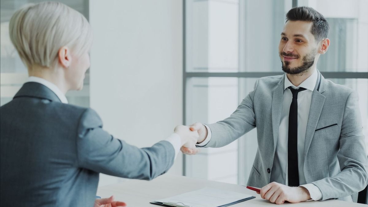 What's the right way to interview an AE candidate when you don't have a pipeline they can role-play against — figure 4