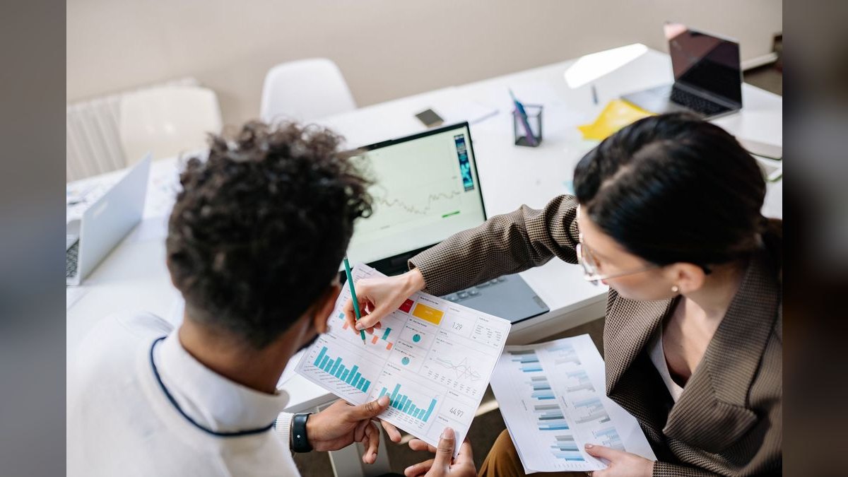 How do you know when to refresh or replace an escape room theme — by month count, repeat-customer ratio, or review trend — figure 4