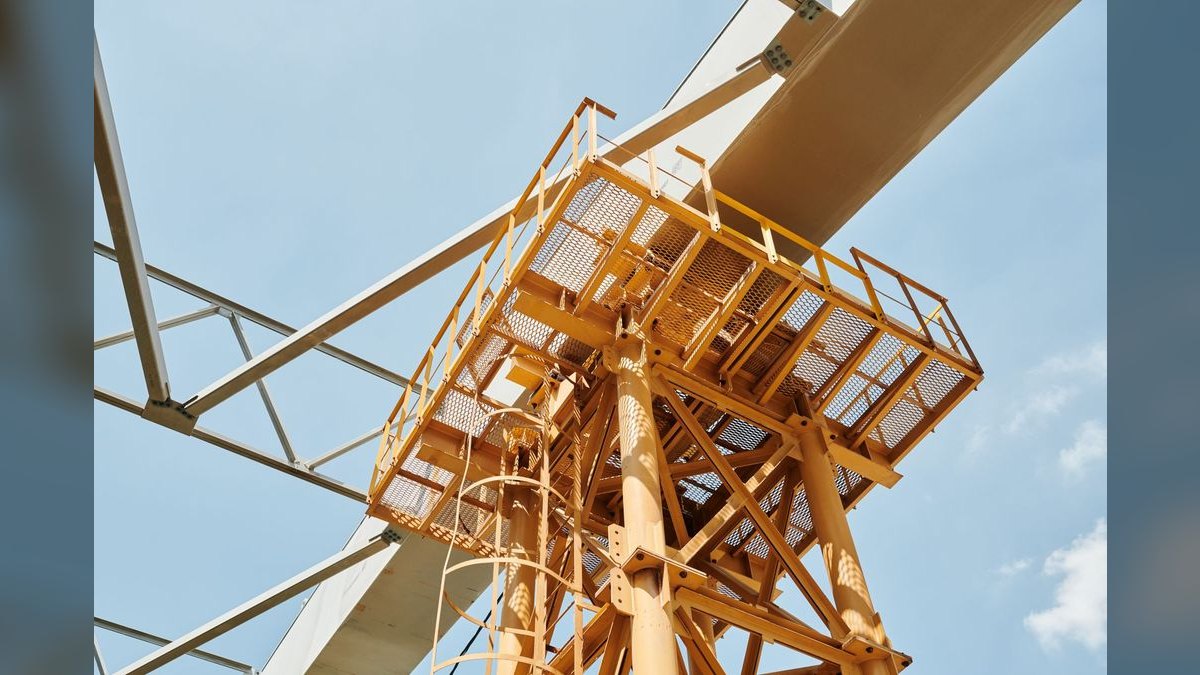 How should a CRO structure renewal forecasts differently from new-business pipeline to predict cash retention?