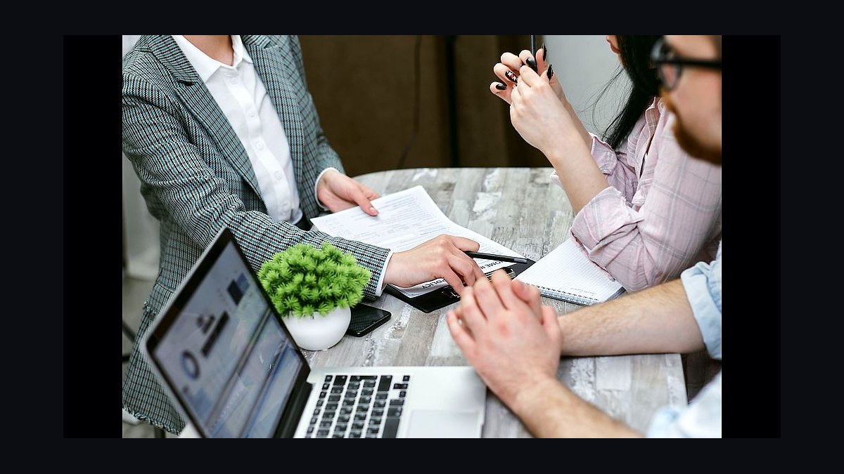 Why is annual comp planning being replaced by quarterly cycles in 2027?