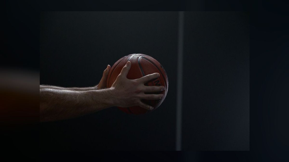 What is the Cincinnati Bearcats men's basketball NIL and roster strategy for the 2027 season — figure 10