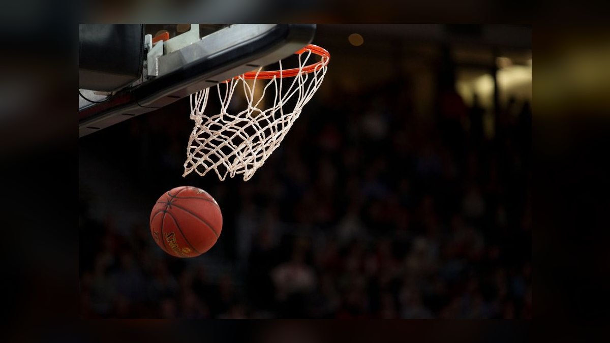 What is the Cincinnati Bearcats men's basketball NIL and roster strategy for the 2027 season — figure 8