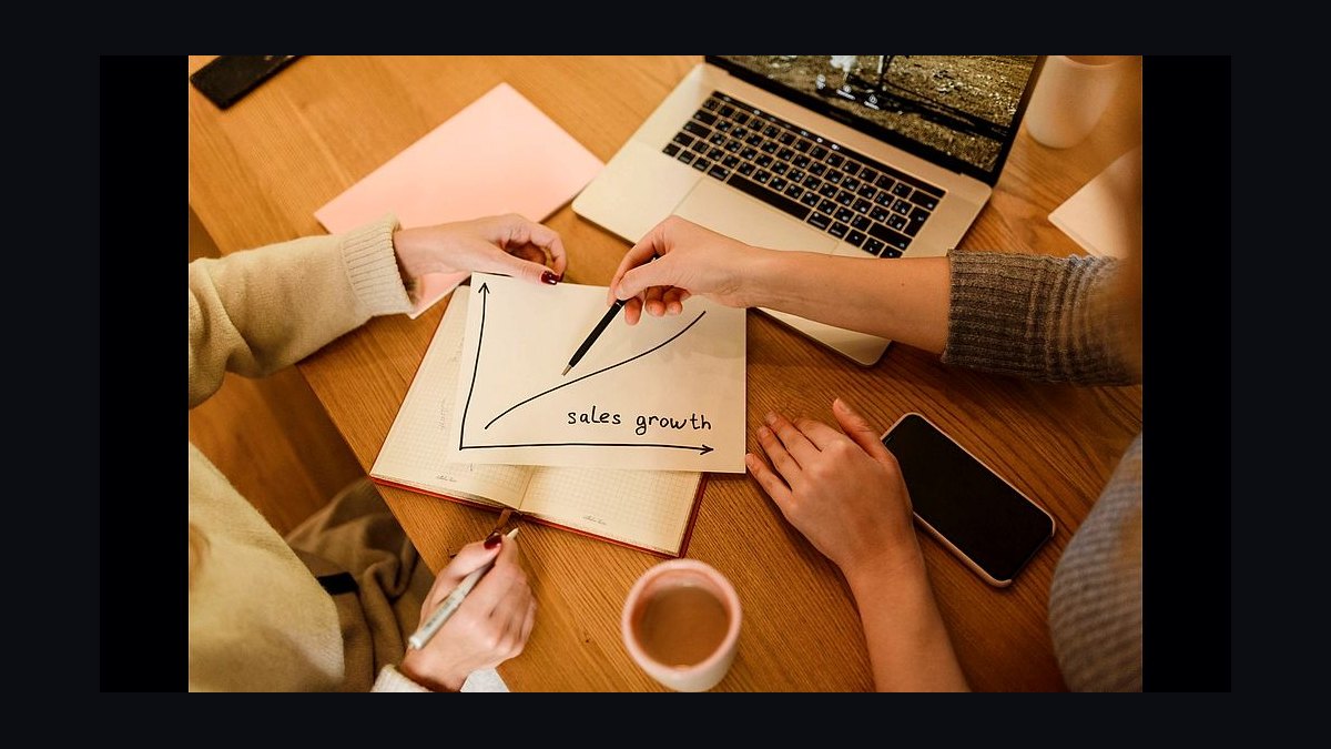 How should a 2027 sales org handle compensation impact during a performance improvement plan?