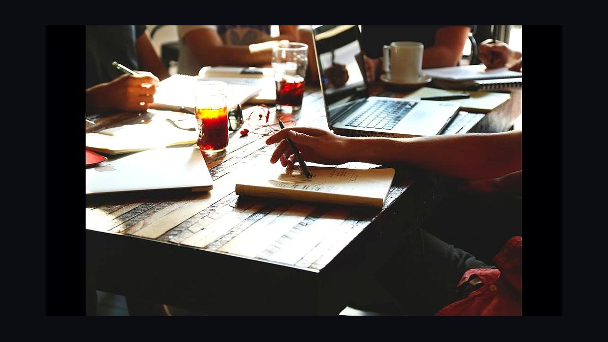 When should a 2027 sales org split inside sales and field sales teams?