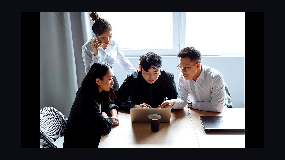 How should a 2027 CS team run a downsell prevention playbook?