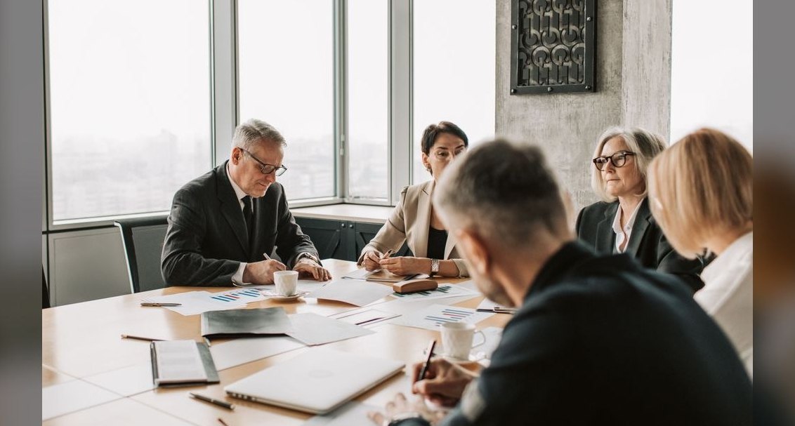 What metrics tell me a sales manager isn't going to scale past 8 reps?