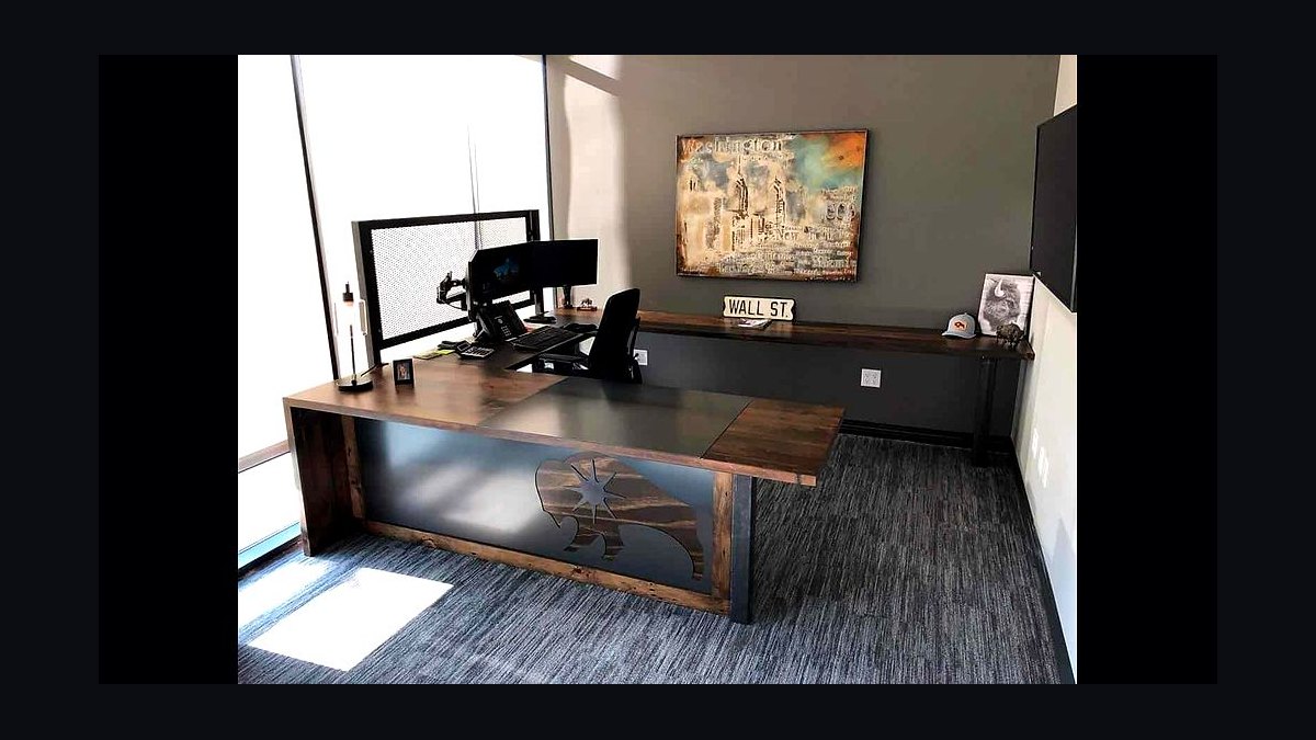 How should a 2027 deal desk design custom pricing approval flows?