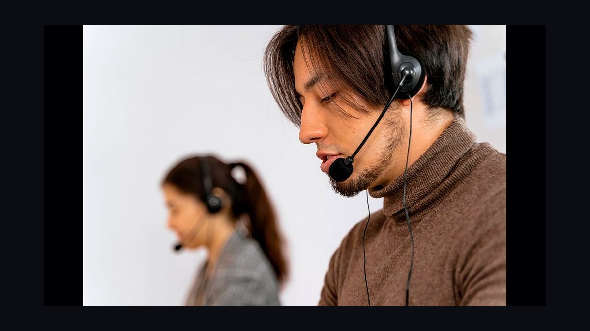 How should a 2027 CS team respond to a coordinated customer revolt?