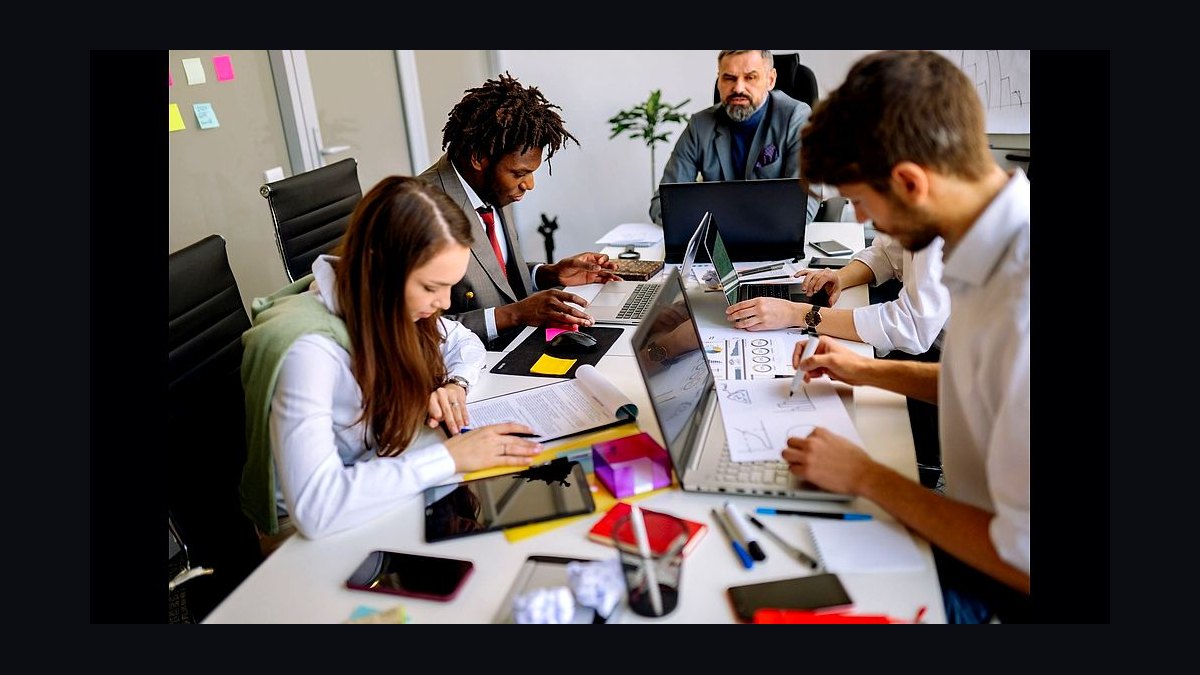 How should a 2027 CS team attribute expansion vs save revenue?