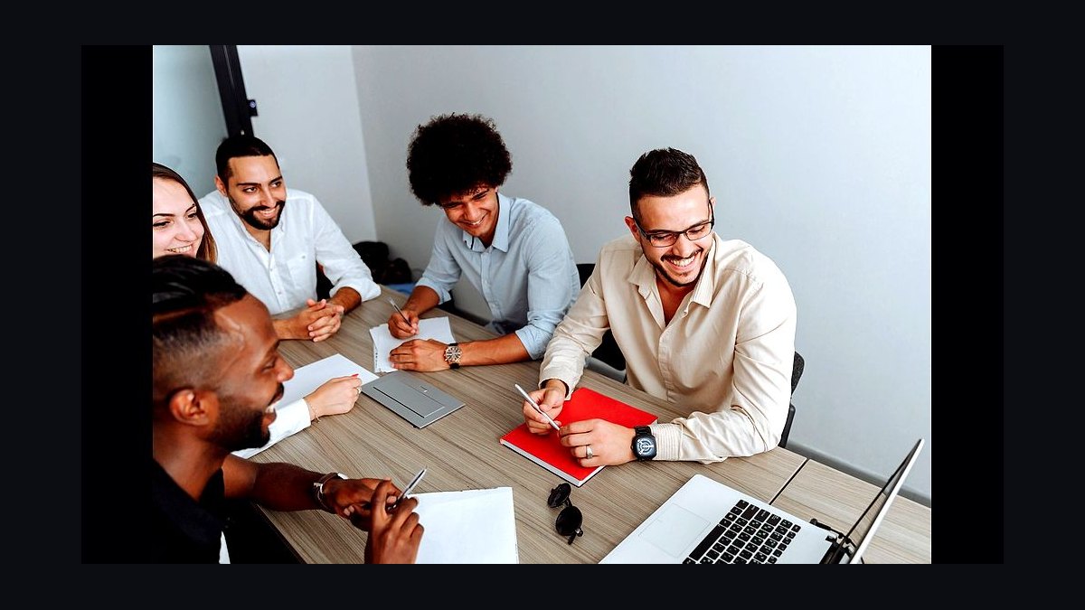 How should a 2027 startup design compensation for the first AE?