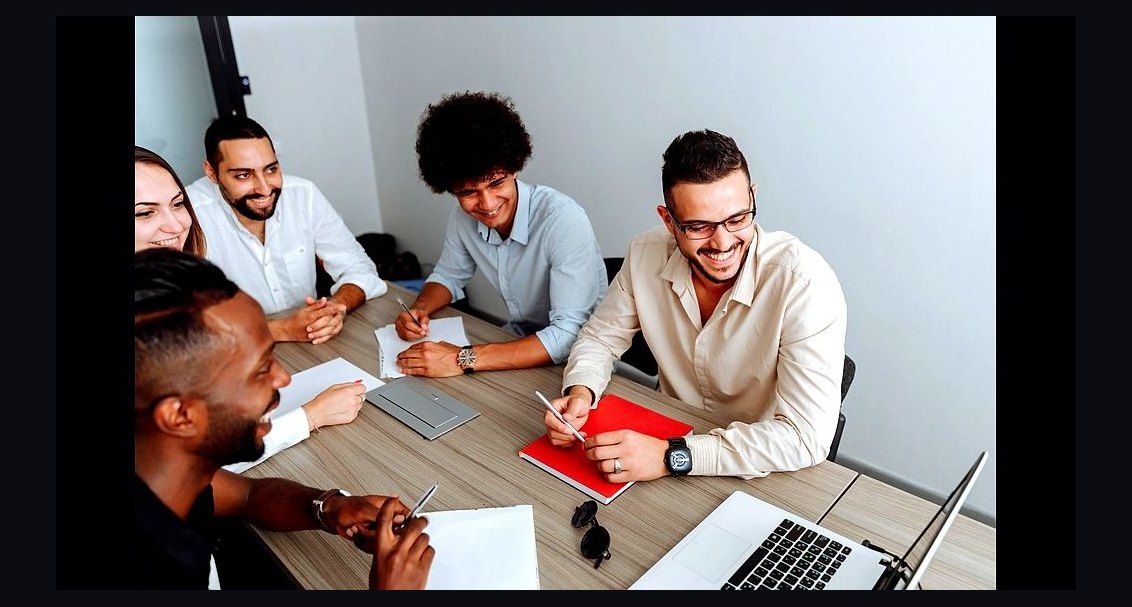 How should a 2027 startup design compensation for the first AE?