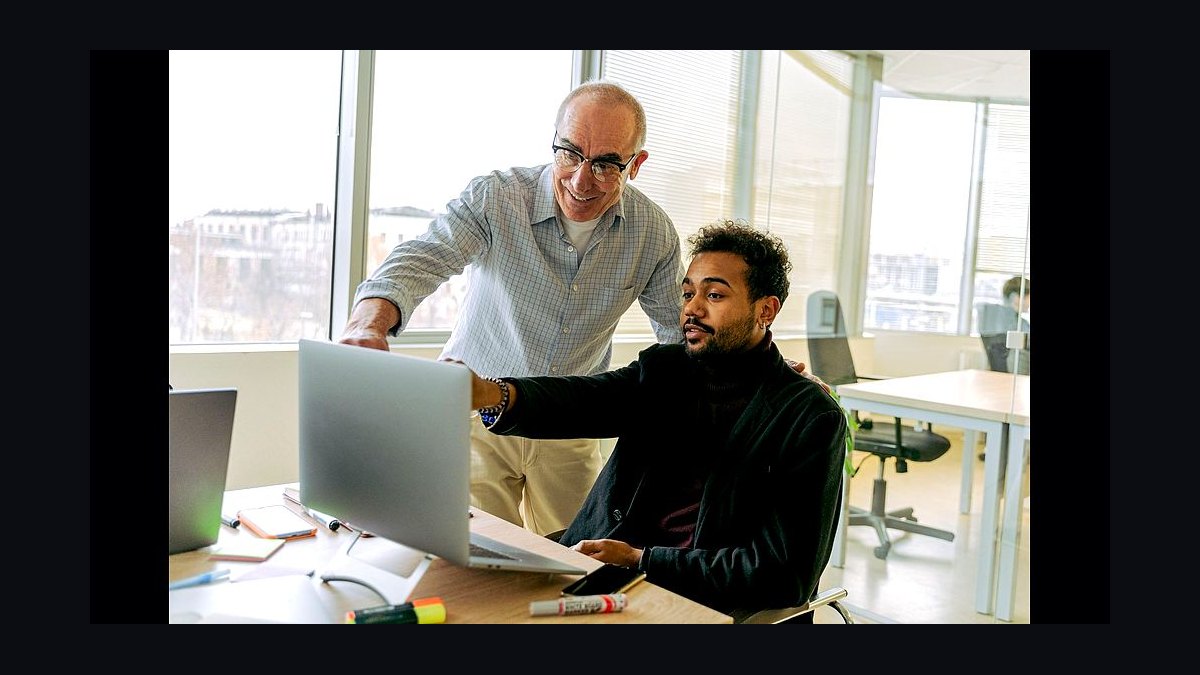 What is the 2027 cadence for sales manager skip-level coaching?