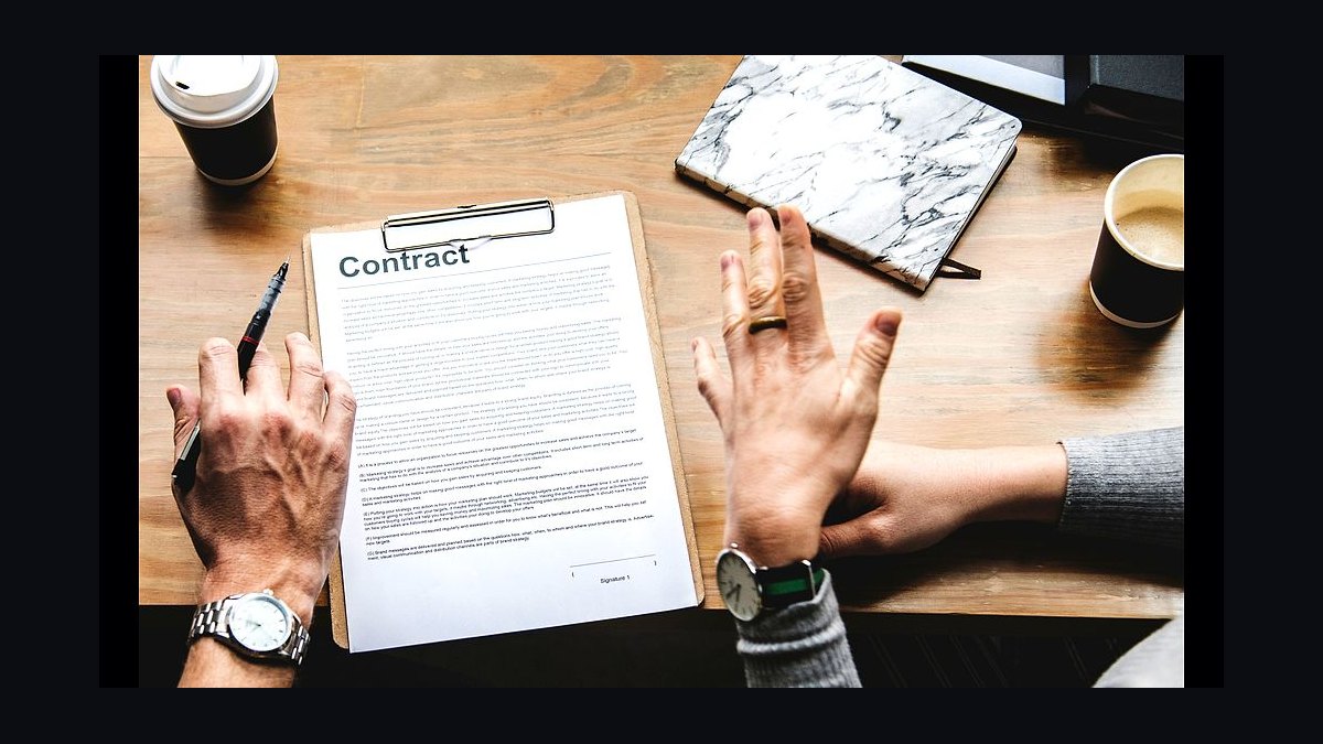 How should a 2027 deal desk run contract redline workflows?