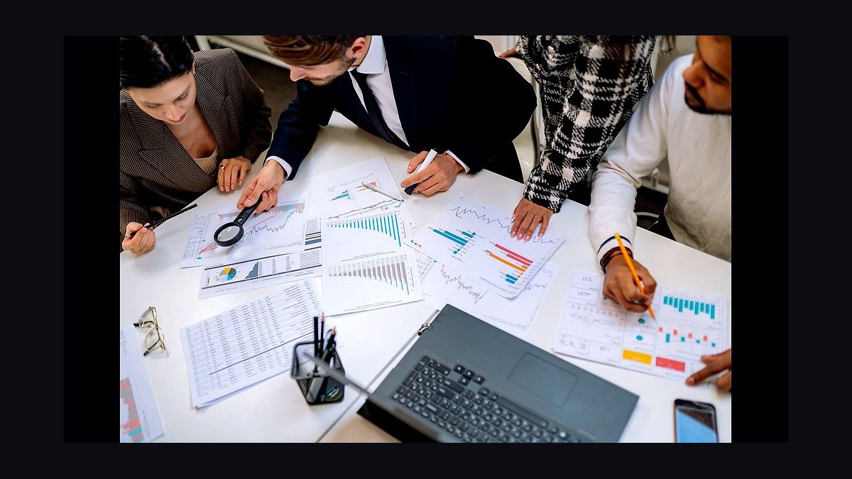 How should a 2027 sales and marketing team run joint forecasting?