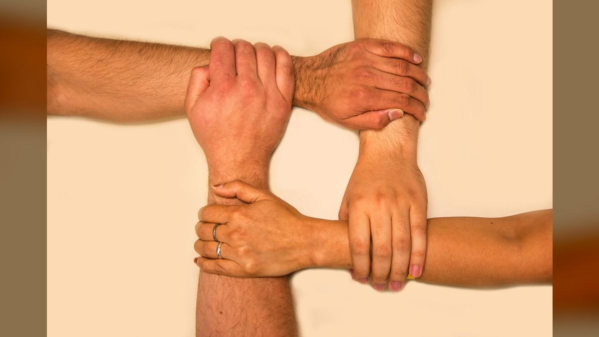 How should a 2027 GTM team run integrated campaign retros?