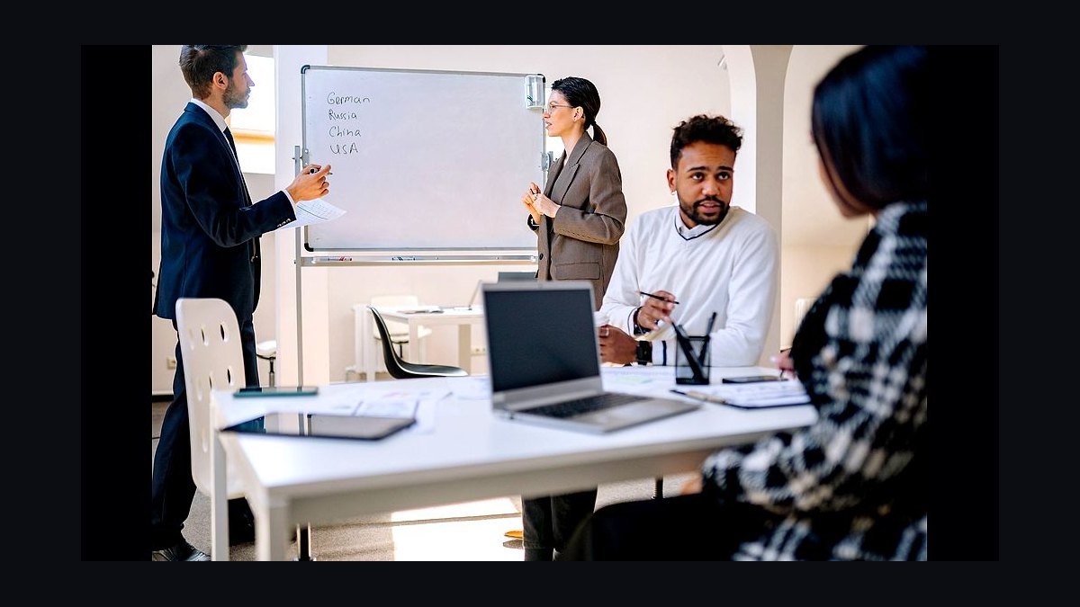 RevOps-as-strategy vs RevOps-as-operations: which positioning in 2027?