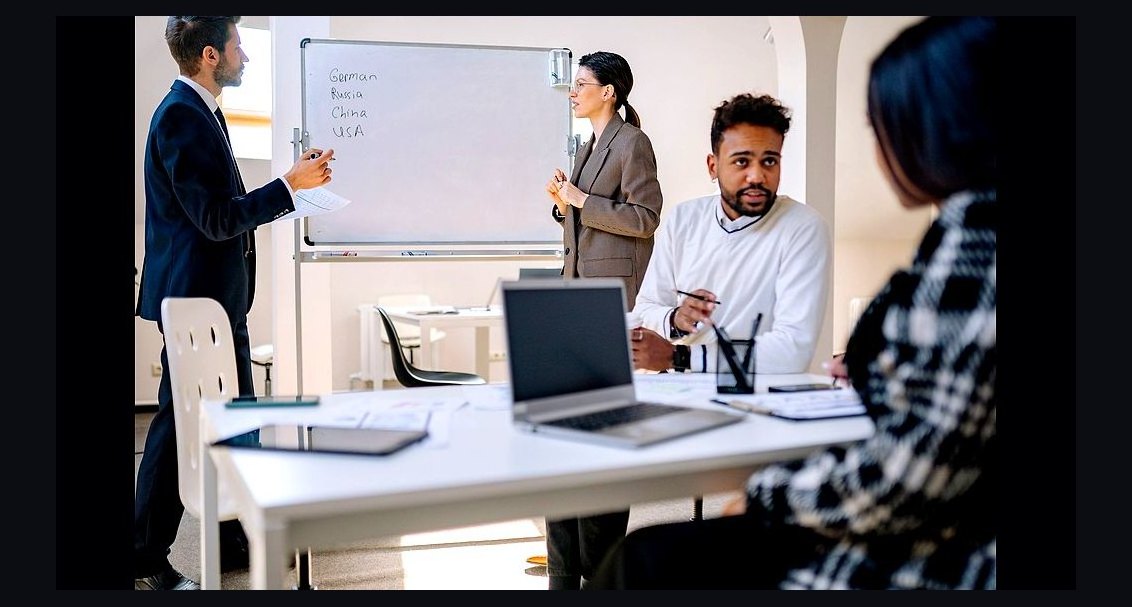 RevOps-as-strategy vs RevOps-as-operations: which positioning in 2027?