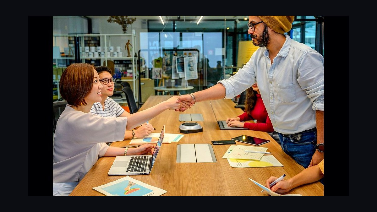What are the basic qualifying criteria for a sales deal in 2027?
