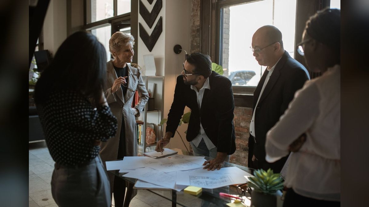 How do I navigate a 14-stakeholder enterprise deal — figure 4