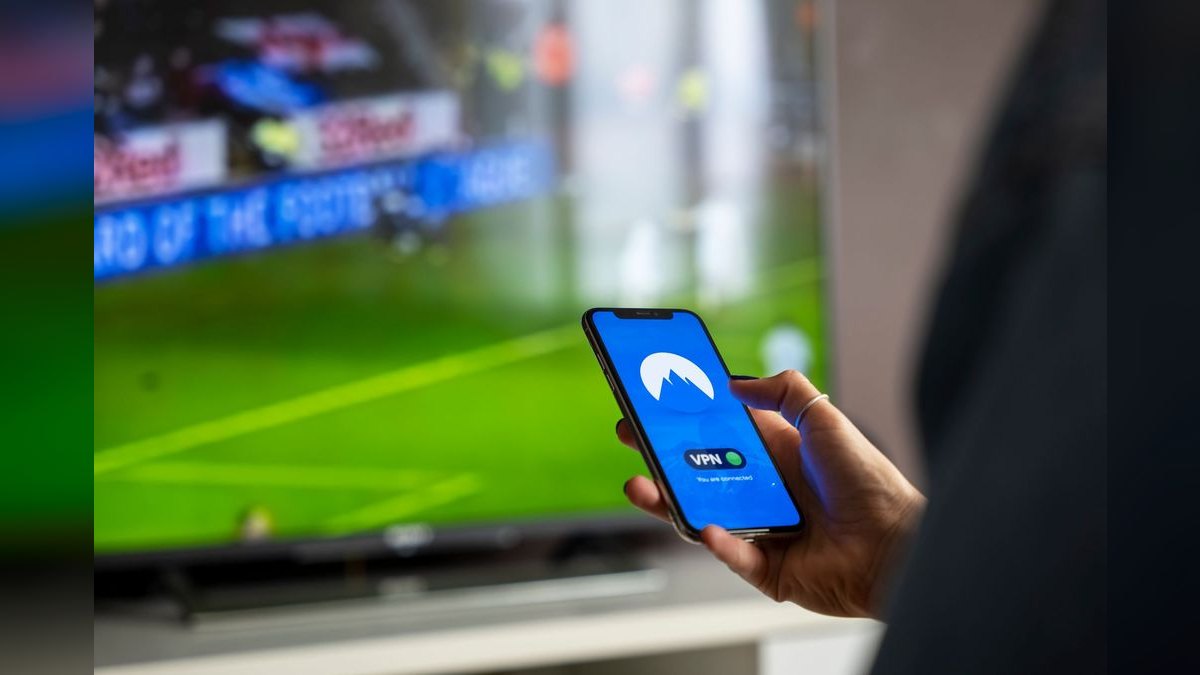 How are live sports media rights shifting to streaming in 2027 — figure 1