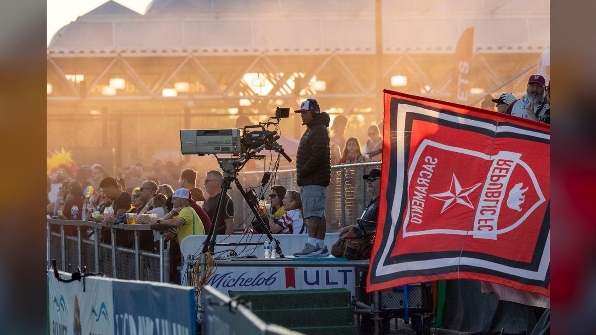 How are live sports media rights shifting to streaming in 2027 — figure 4