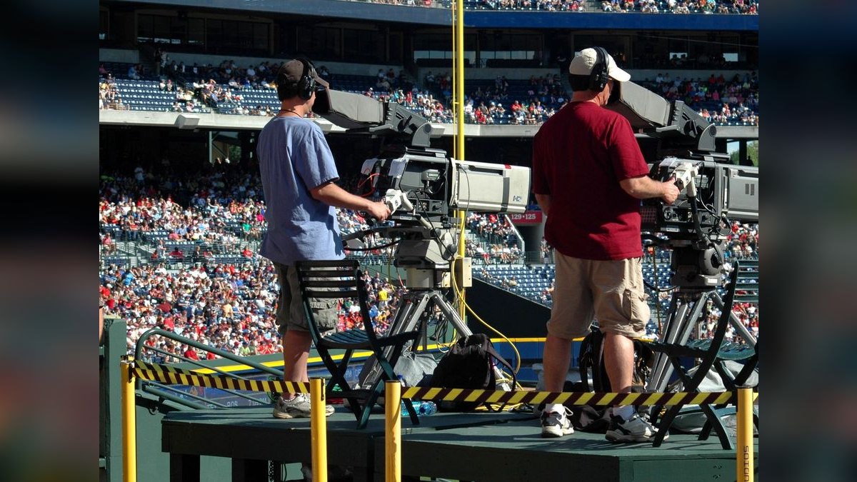 How are live sports media rights shifting to streaming in 2027?