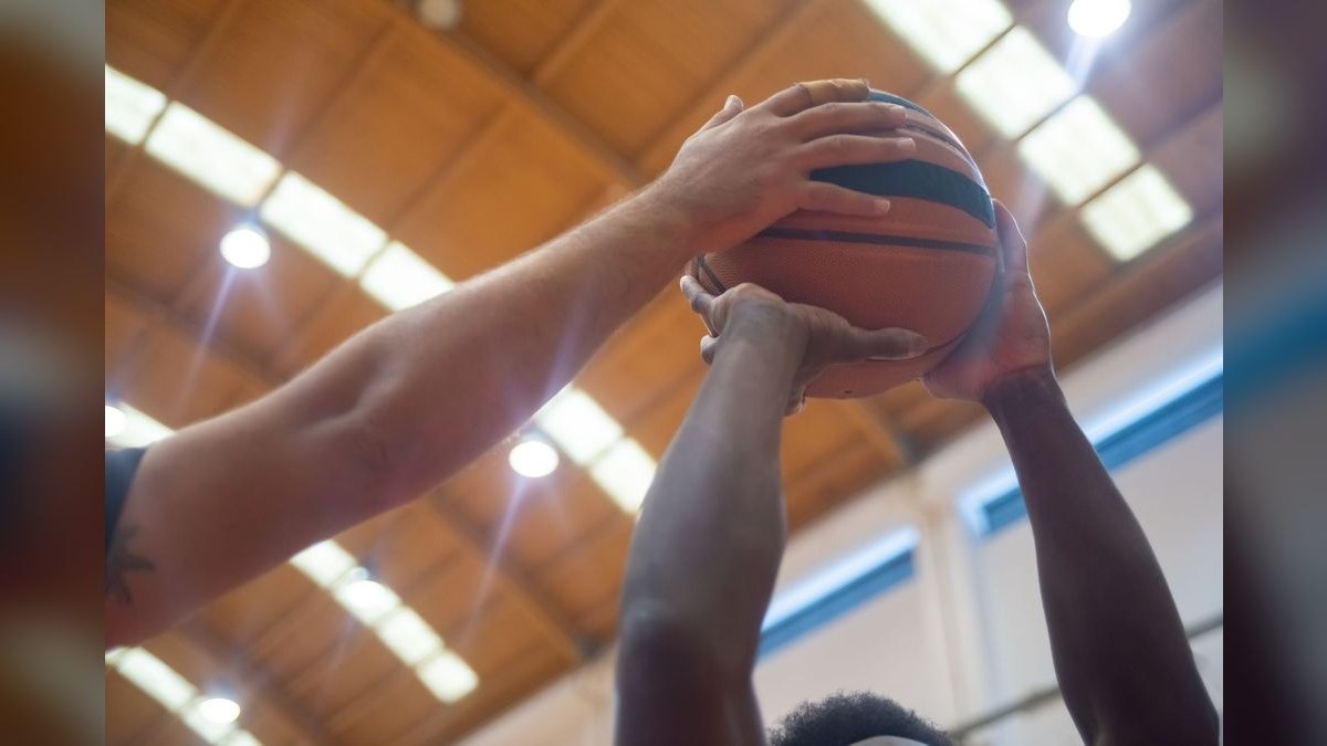 How much do Pittsburgh men's basketball players earn from NIL in 2027 — figure 3
