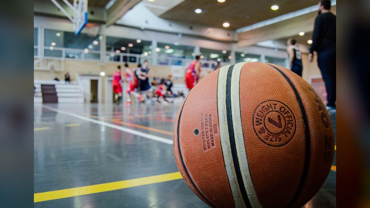 How much do Pittsburgh men's basketball players earn from NIL in 2027?