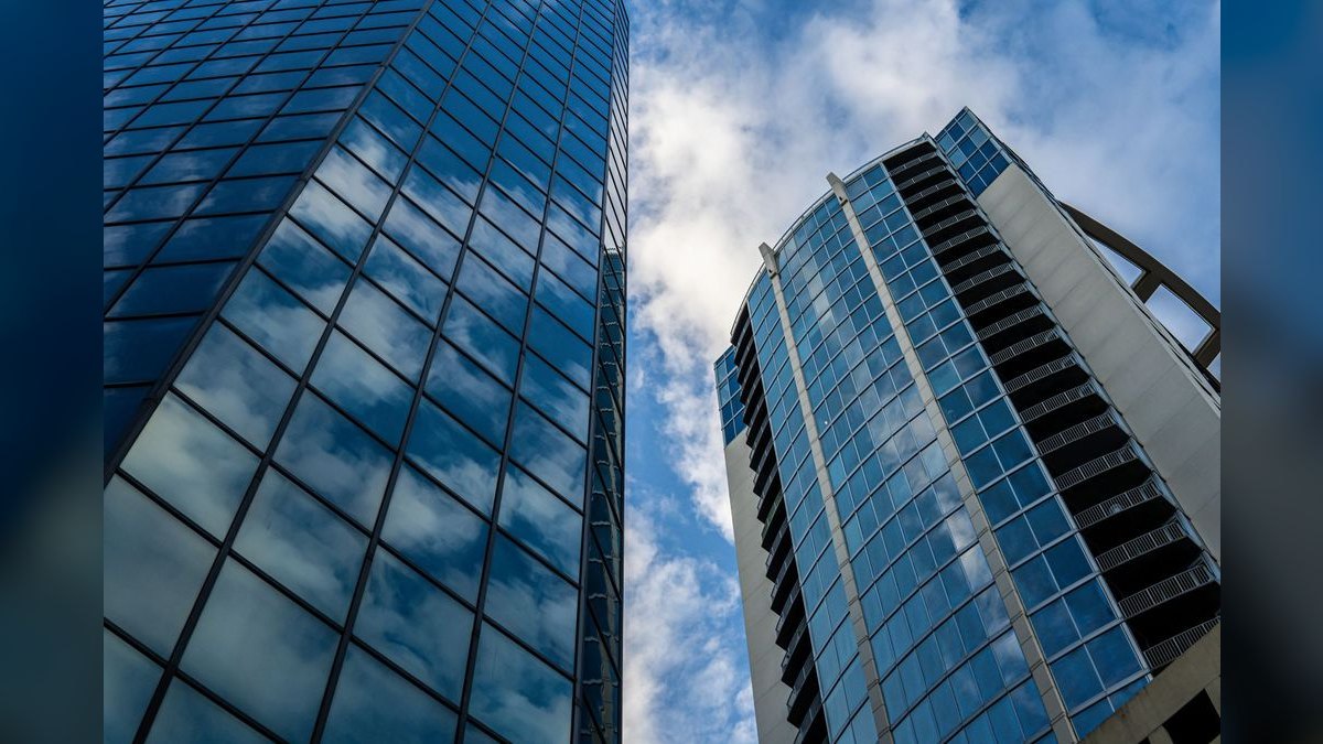 How do I structure an enterprise pilot that converts to a paid contract?