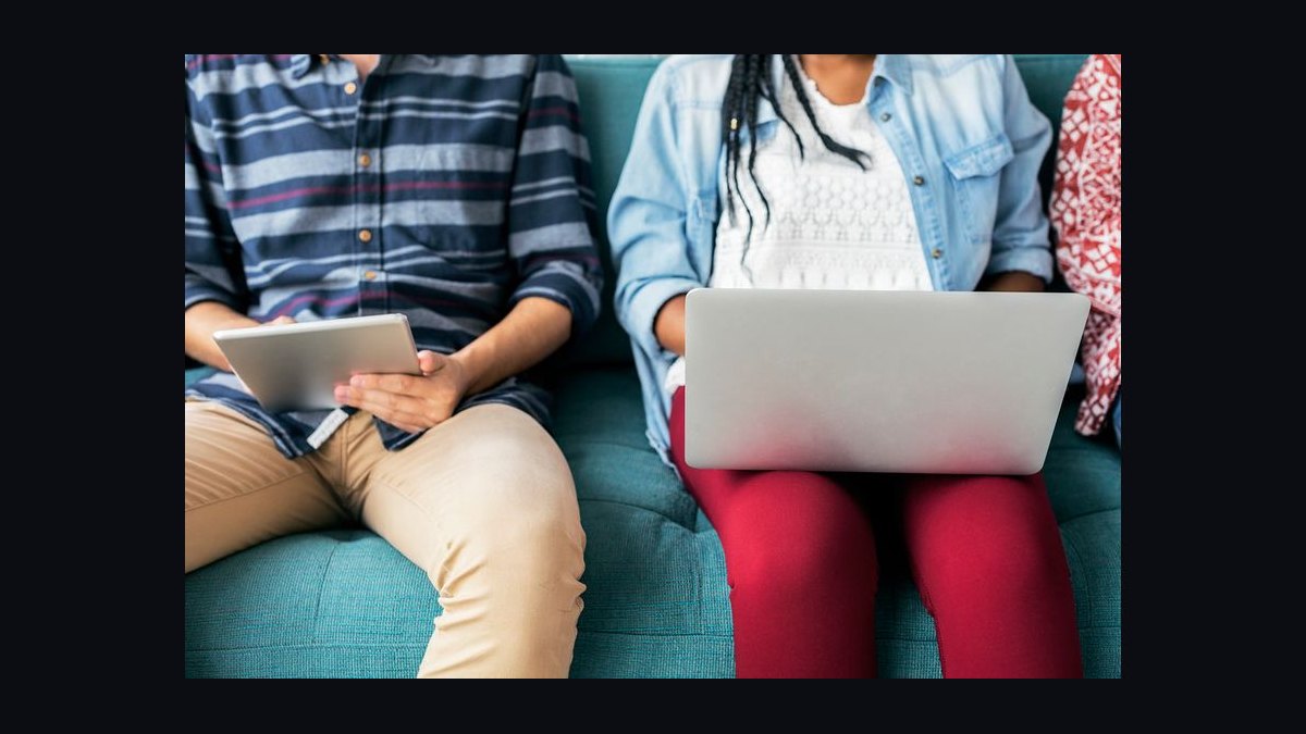 What triggers are early-stage RevOps teams using in 2027 to hand off AI-qualified leads to human sales reps without losing context — figure 4