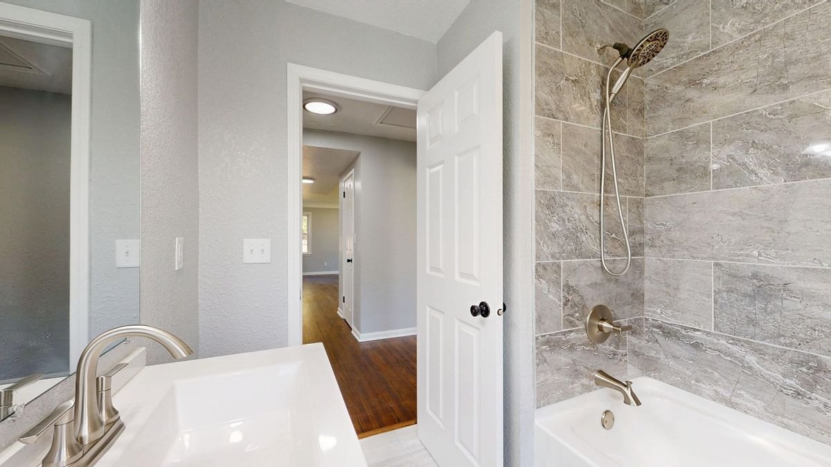Should I open or buy a Bath Fitter franchise in 2027?