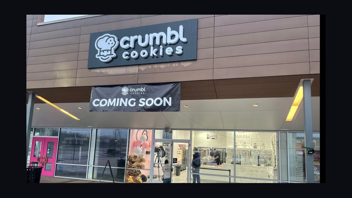 Should I open or buy a Cookies Crumbl alternative — Insomnia Cookies — franchise in 2027 — figure 1