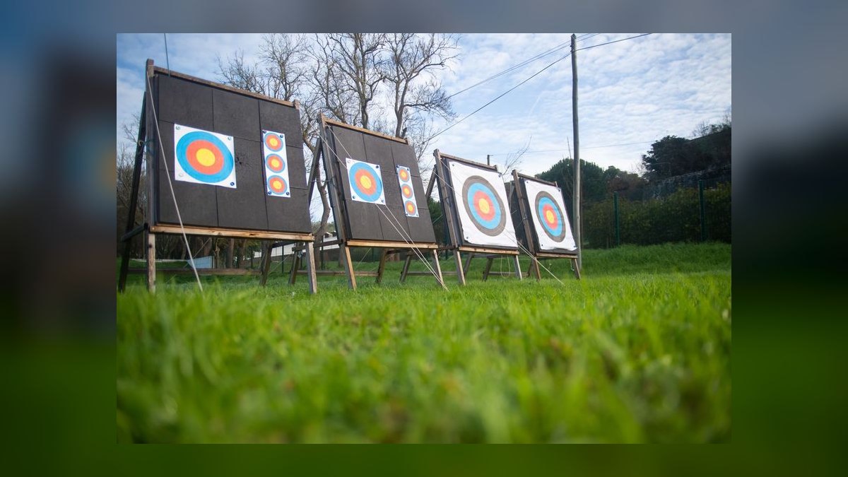 How does HubSpot hit its 2027 revenue target — figure 7