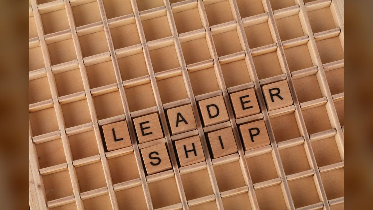 What sales-leadership job titles are growing fastest on LinkedIn — figure 4