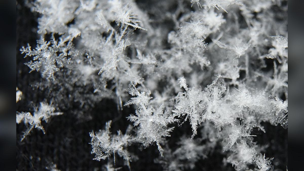 Will Snowflake survive the AWS Redshift + Microsoft Fabric squeeze through 2027 — figure 4