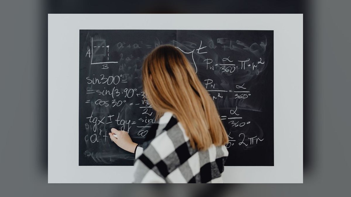What does Snowflake churn math look like under AI pressure — figure 8