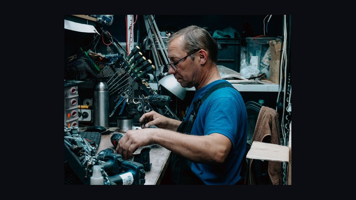 How Many Employees Should I Schedule Each Shift at My Phone Repair Shop?