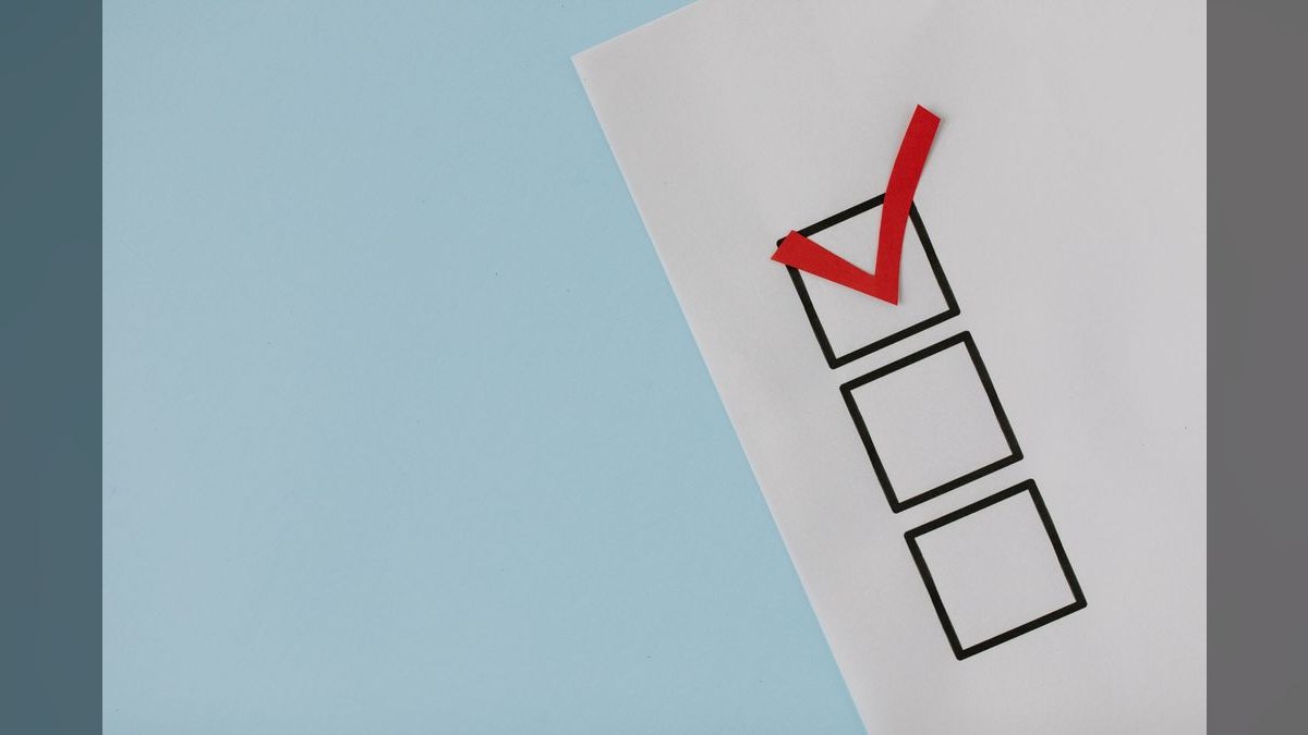What is the appropriate 2027 approval threshold for sales to bypass an AI’s negative scoring of a prospect?