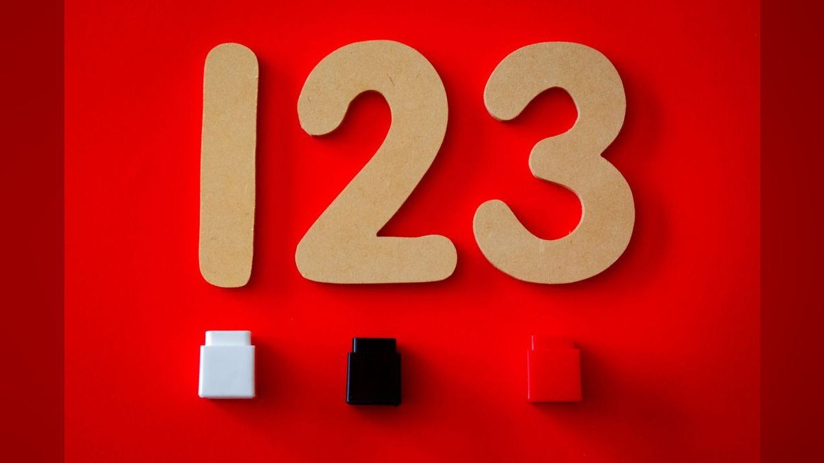 What is the optimal number of decision-makers in a 2027 buying committee for predictable close rates — figure 2